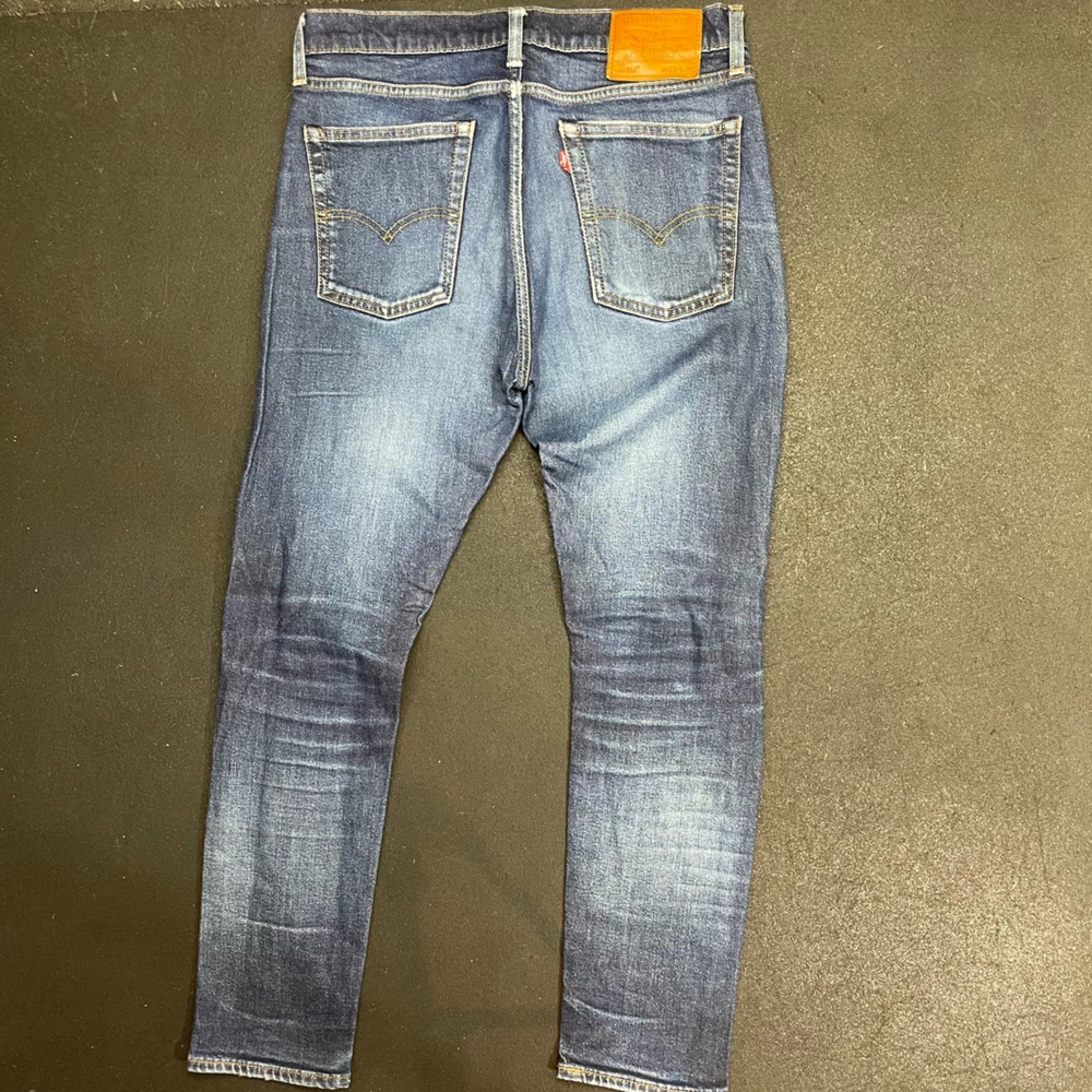 Men's Levi 33 X 30 510 Skinny Light Blue Jeans. small tear in one knee